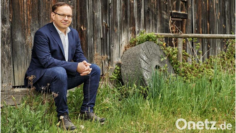 Vom Stall ins Büro: Tobias Hammerls Arbeitsalltag ist so vielseitig wie das Freilandmuseum selbst. Bild: Florian Trykowski
