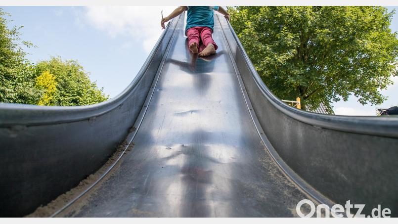 Auf einem Spielplatz in Amberg wurden an einer Rutsche Sicherungsteile abmontiert. Die Polizei sperrte den Platz. Symbolbild: Christin Klose