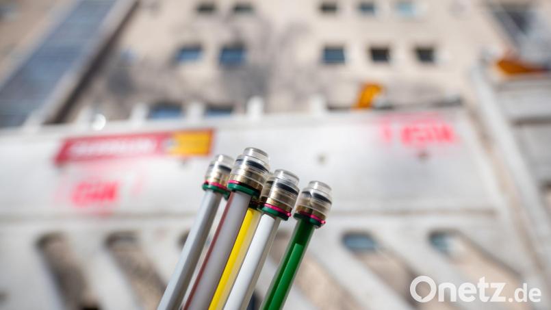 Im östlichen Landkreis Schwandorf kommt es immer noch im Glasfasernetz zu Störungen und Ausfällen. Auch wenn das Problem teilweise gelöst sein soll. Symbolbild: Sebastian Gollnow/dpa