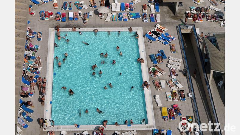 Immer wieder müssen in Spanien Freibäder hastig geräumt werden, weil vor allem Kinder und Jugendliche absichtlich ihre Fäkalien ins Wasser ablassen. (Archiv-Bild) Bild: picture alliance / dpa