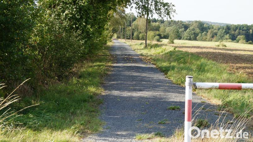 Feiner Split oder grobkörniger Schotter? Der Belag des Radweges ist wichtig für unfallfreies Fahren. Bild: Elfriede Weiß