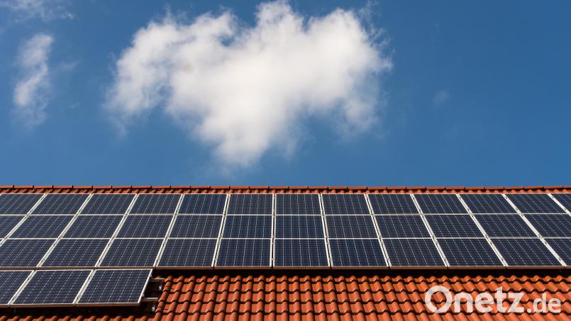 Muss die Photovoltaikanlage gereinigt werden? In den meisten Fällen lautet die Antwort nein. Fachleute aus der Region empfehlen stattdessen, die Ertragsdaten regelmäßig zu kontrollieren und die Module gelegentlich in Augenschein zu nehmen. Symbolbild: Sebastian Gollnow/dpa
