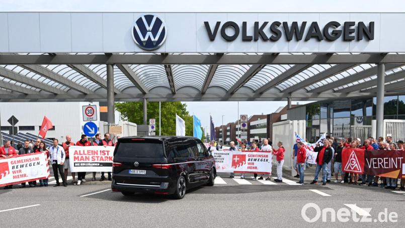 Der Bus mit VW-Vorstandchef Oliver Blume wird von Beschäftigten in Zwickau mit einer Demonstration für den Erhalt des Standortes in Empfang genommen. Bild: Hendrik Schmidt/dpa