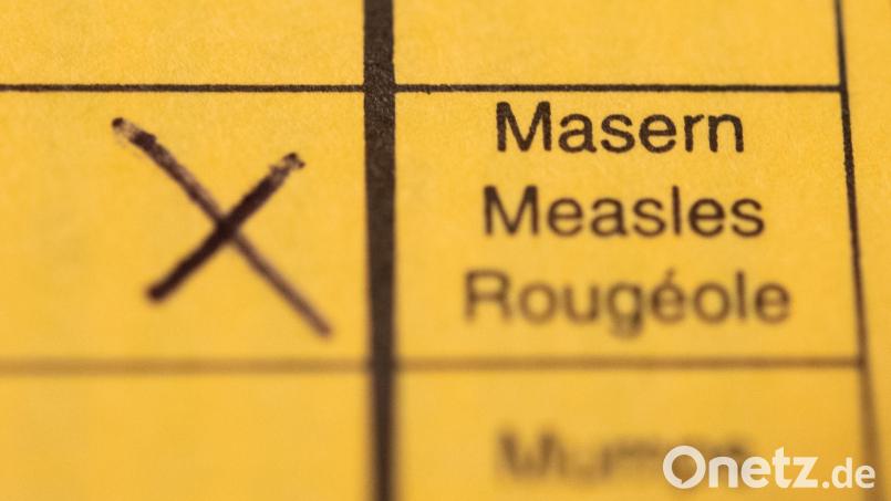 Der Allgemeinmediziner soll in rund 1.300 Fällen Impfungen im Impfpass seiner Patientinnen und Patienten bescheinigt haben, die er aber nicht verabreicht hatte. (Symbolbild) Bild: Tom Weller/dpa