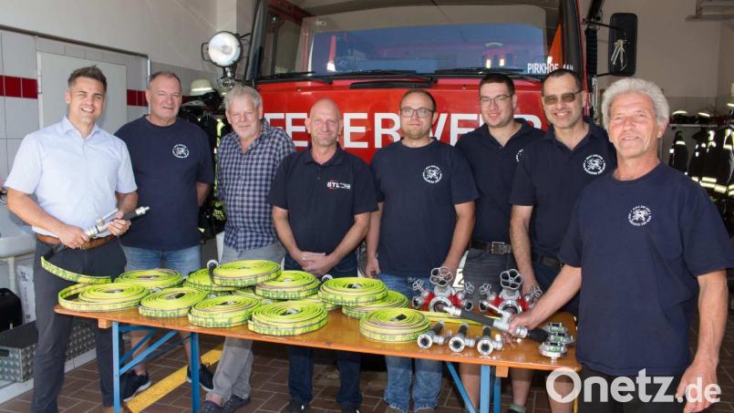 Bei der Übergabe der neuen Waldbrandausrüstung: Bürgermeister Rudolf J. Teplitzky, Josef Fuchs, Harald Brunner (Fa. VTAS GmbH & Co. KG Pirkhof), Andreas Hartwig (Fa. BTL Brandschutz Technik GmbH Leipzig), Matthias Schaller, Florian Schaller, Oswald Schaller und Josef Bauer. Bild: Sandra Fuchs