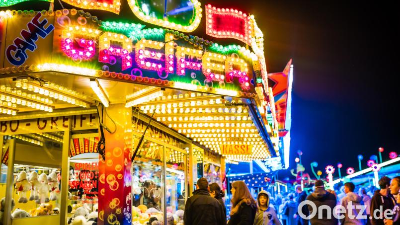 Auch 2026 soll das Volksfest in Weiden viele Besucher für sich begeistern. Auf dem Programm stehen Musik, Fahrgeschäfte und viel Kulinarik. Archivbild: Thomas Scheck