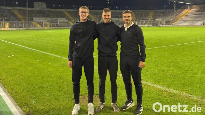 Erinnerungsfoto nach dem Regionalliga-Debüt: Markus Hann (von links), Lukas Schwendner und Tim Grunert bildeten das Schiedsrichterteam beim Spiel zwischen Bayern München II und dem FC Memmingen im Grünwalder Stadion. Bild: Lukas Schwendner