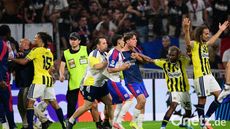 Nach dem Schlusspfiff der Partie Olympique Lyon gegen Fenerbahçe Istanbul kam es zu Rangeleien. Bild: Olivier Chassignole/AFP/dpa