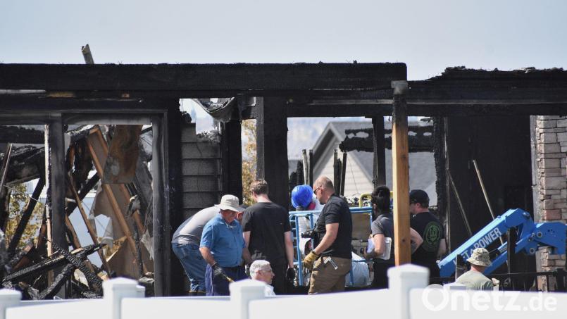 Die Bergung der Opfer aus dem abgebrannten Haus gestaltete sich schwierig. Bild: Matthew Brown/AP/dpa