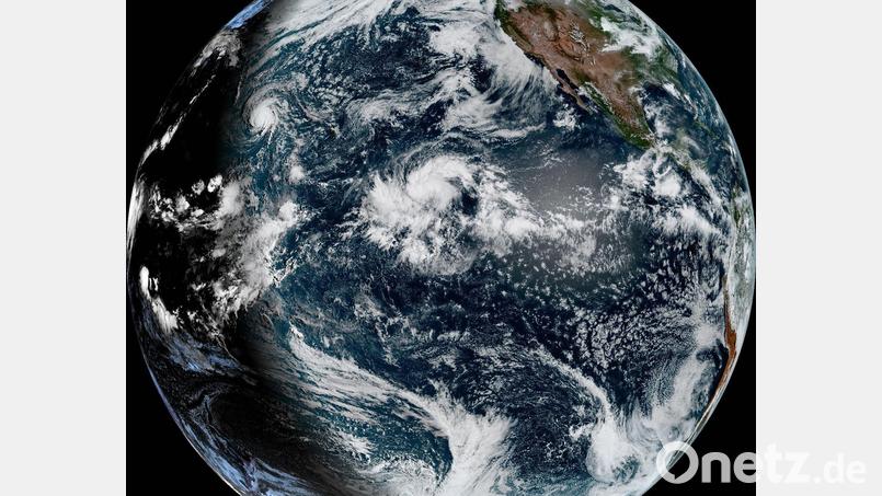 Hurrikans sind gewaltige Tiefdrucksysteme, die sich rotierend und mit erheblichen Windgeschwindigkeiten über die Ozeane bewegen. Welchen Namen sie tragen, ist schon festgelegt. (Archivbild) Bild: Uncredited/NOAA/AP/dpa