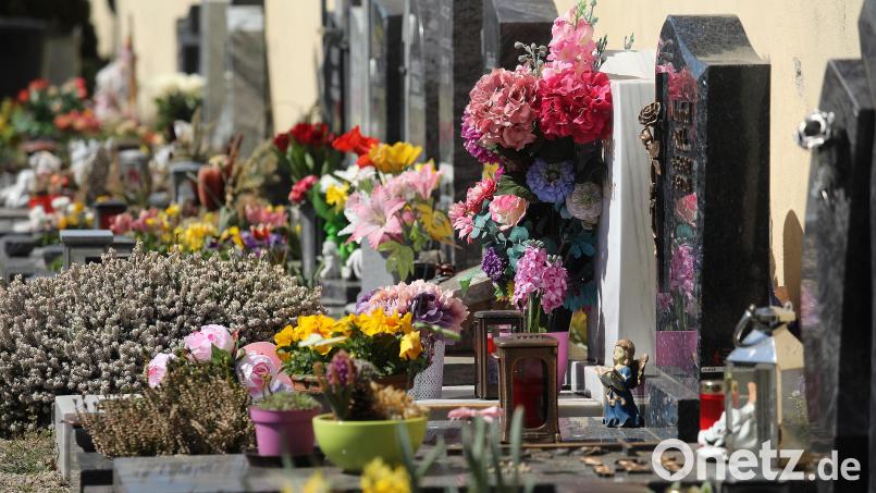 In Hof wurden vier Grabvasen von einem Friedhof gestohlen. Die Polizei sucht nach Hinweisen zu den Tätern. Symbolbild: Wolfgang Steinbacher