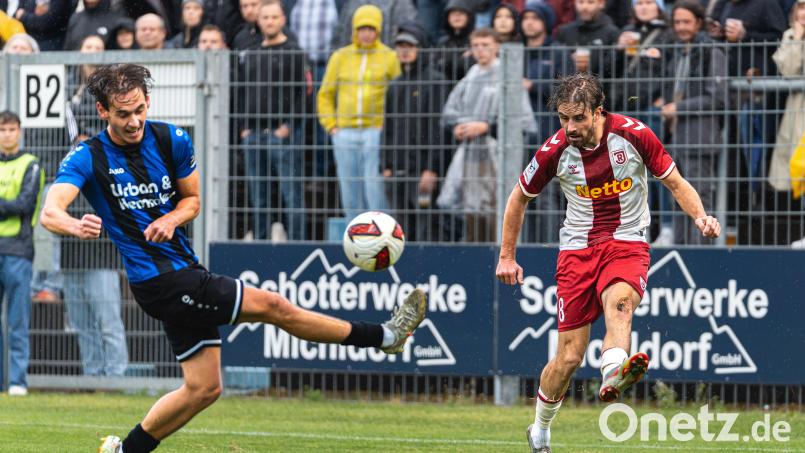 Die SpVgg SV Weiden (schwarz-blaue Trikots) muss sich dem Drittligisten SSV Jahn Regensburg mit 1:5 geschlagen geben. Bild: Hannah Dirscherl
