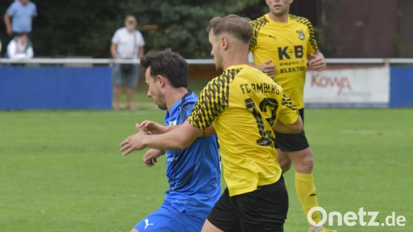 Dominik Späth (Mitte Nummer 13) war der entscheidende Mann beim Sieg des FC Amberg beim SV Schwandorf-Ettmannsdorf. Bild: Hans Mark