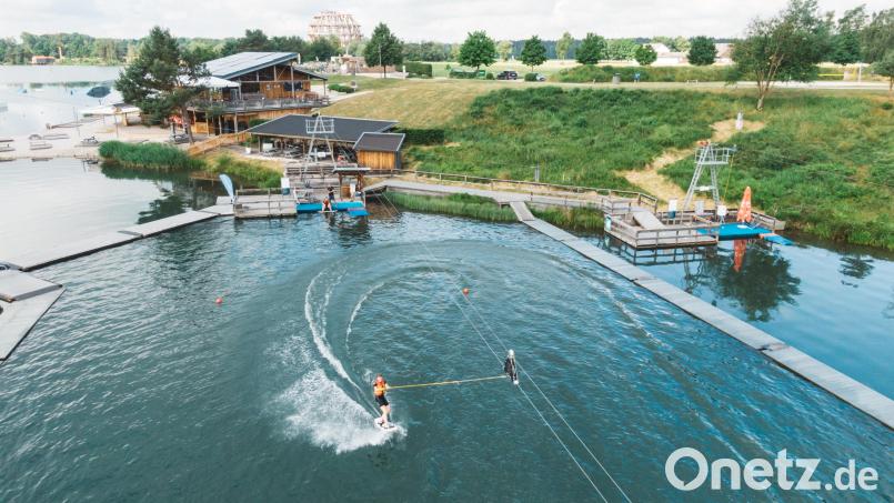 Die Wake-Board-Anlage am Steinberger See hat mehrere Lifts. Dabei sind auch welche für Einsteiger. Archivbild: bl