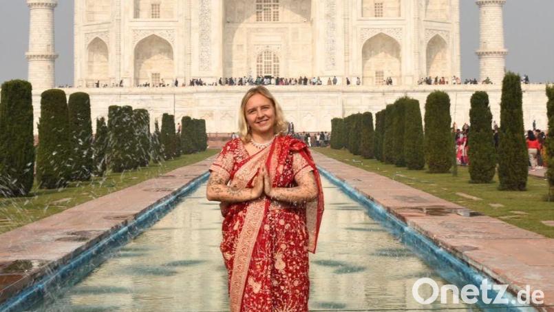Anna Müller aus Oberwappenöst bei Kulmain reiste drei Jahre lang durch Australien und Asien. Hier steht sie in einem indischen Sari vor dem Taj Mahal. Bild: Anna Müller
