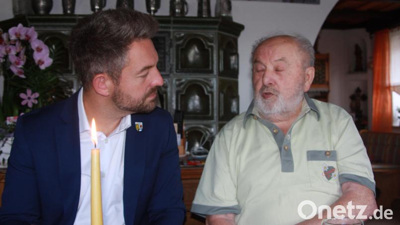 Josef Meierl (90) unterhält sich bei der Geburtstagsfeier mit Bürgermeister Michael Dutz. Bild Werner Robl