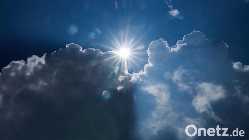 Dunkle Wolken werden ab Donnerstagabend zunächst im Westen und Südwesten aufziehen. (Archivbild) Bild: Annette Riedl/dpa