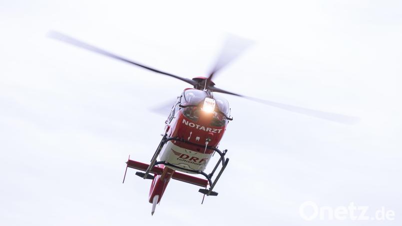 Mit einem Rettungshubschrauber wird einer der verletzten Buben nach dem Golfcart-Unfall in Wackersdorf in ein Krankenhaus gebracht. Er hat laut Polizei Glück gehabt. Symbolbild: Marijan Murat/dpa