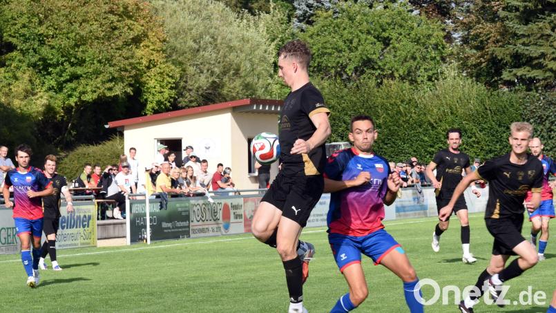 Der FC Tirschenreuth (links Nico Stark beim 1:1 gegen den ASV Wunsiedel) ist seit vier Spielen ungeschlagen. Am Sonntag gastiert der FC bei der SpVgg Weißenstadt. Bild: Rudi Gebert