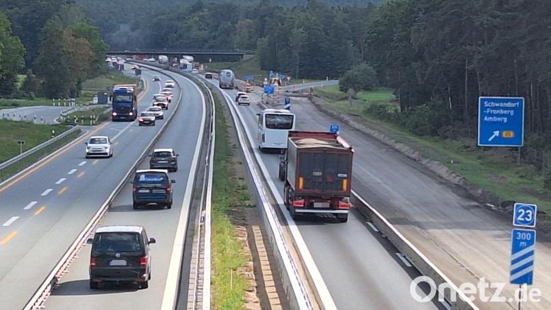 Seit Juni rollt der Verkehr auf der A 93 zwischen Schwarzenfeld und Schwandorf Nord vorbei an einer Baustelle zur Fahrbahnsanierung. Ab Montag, 31. August, ist hier für zwei Wochen auch die Anschlussstelle Schwandorf-Nord mit der Verbindung zur B 85 gesperrt. Bild: bl