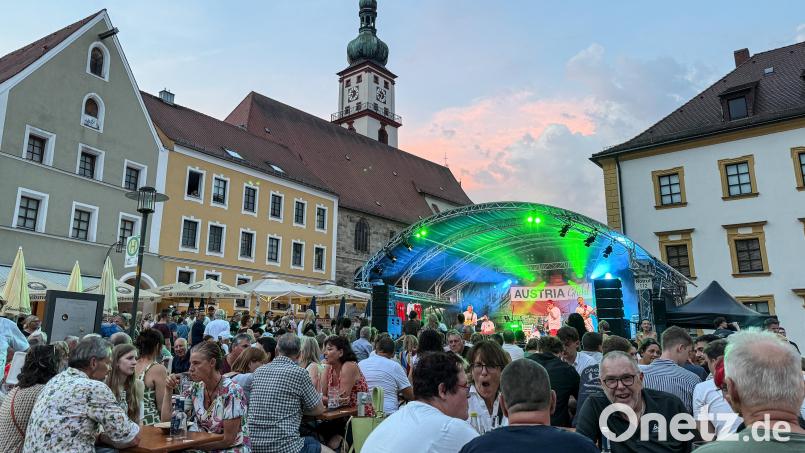 "Austria Gfühl" verbreitete gute Stimmung am Luitpoldplatz. Richtig voll wurde es wegen der Hitze aber erst in den späteren Abendstunden. Sollte deshalb der Schankschluss nach hinten geschoben werden? Archivbild: Petra Hartl