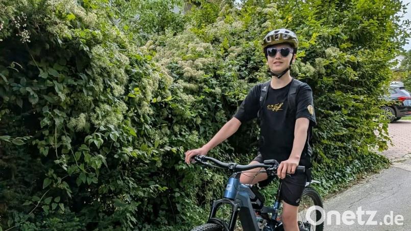 Valentin Weber ist happy über sein E-Bike. Am liebsten würde er jetzt Radtouren unternehmen, aber die Chemo ruft. Bild: Silvia Weber