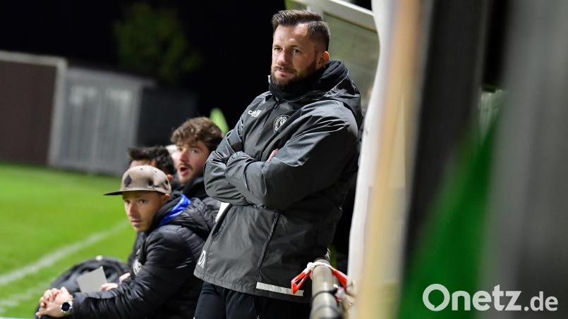DJK-Trainer Dominic Rühl bei seinem Heimdebüt im Oktober 2025 gegen den damaligen Tabellenführer Neumarkt. Diesen Freitagabend beim Heimspiel gegen den ASV stehen die Vorzeichen anders. Bild: Hubert Ziegler
