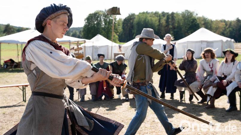 Zwei Mitglieder aus dem Haus des Löwen präsentieren dem Rat bei der "Häuserprüfung" eine komplizierte Choreographie mit ihren Waffen. Bild: Gabi Schönberger