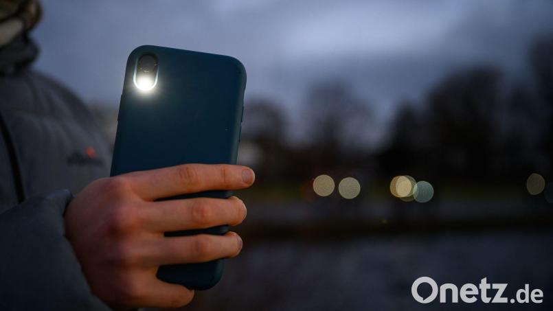 Ein Mann filmte in der Amberger Innenstadt vier Polizeibeamte und schickte das Video an seine Ehefrau. Am Donnerstag musste er sich wegen eines Verstoßes gegen das Kunsturhebergesetz am Amtsgericht verantworten. Symbolbild: Jonas Walzberg/dpa