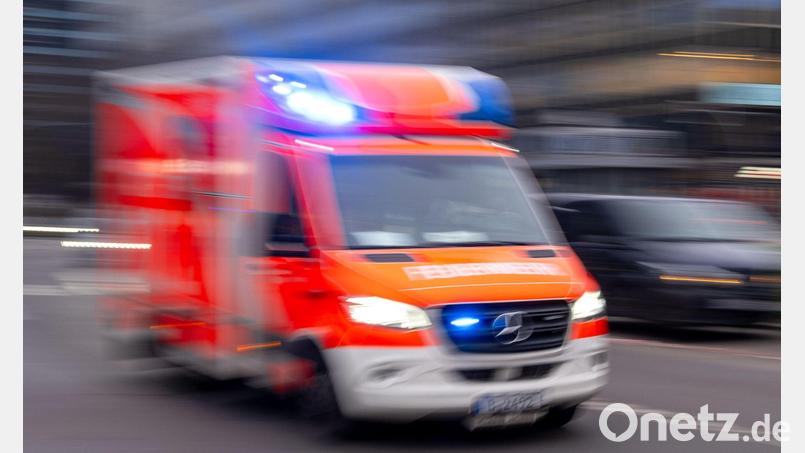 Mit einer Metallsäge durchtrennten Einsatzkräfte in München einen Kindertoilettensitz, in dem eine Zweijährige mit dem Kopf feststeckte. (Symbolbild) Bild: Monika Skolimowska/dpa