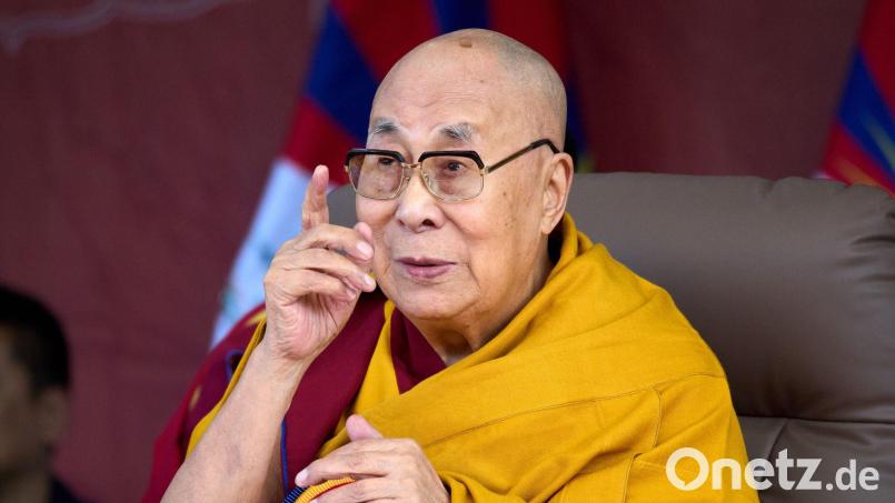 Der Dalai Lama lebt seit Jahrzehnten im Exil außerhalb Tibets. (Archivbild) Bild: Ashwini Bhatia/AP/dpa