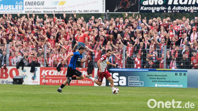 Eine tolle Zuschauerkulisse verfolgte das Pokalspiel zwischen Weiden und Regensburg. Wirtschaftlich hat sich das Oberpfalz-Derby für beide Vereine ausgezahlt. Bild: Hannah Dirscherl