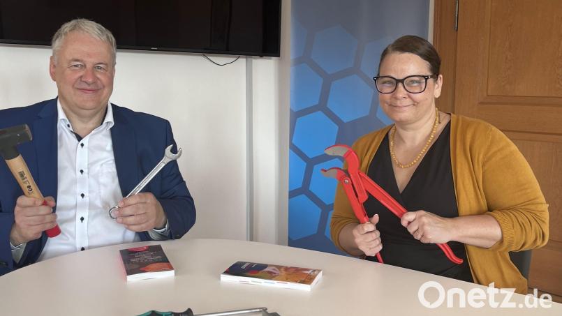 Dübel in die Decke bohren oder tropfende Wasserhähne reparieren: Das Programm der Volkshochschule Amberg-Sulzbach hat viele neue Kurse im Angebot. Landrat Richard Reisinger und die VHS-Leiterin Wiebke Behrbohm stellten das Programm vor. Bild: Martina Beierl