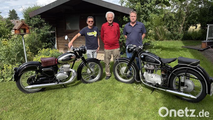 Eine hochzufriedene Truppe: Georg Lehner (Mitte) hat für Marc Wenzl (rechts) und Werner Raab (links) die alten Motorrad-Antriebe fachmännisch restauriert – beide Zweiräder sind über 70 Jahre alt. Bild: Joachim Gebhardt