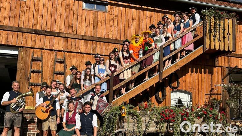 Der Kirwa-Verein Süß und die Kirwapaare laden vom Samstag, 29. August, bis Montag, 31. August, zur Süßer Stodlkirwa am Feuerwehrhaus ein. Bild: Michael Kreft