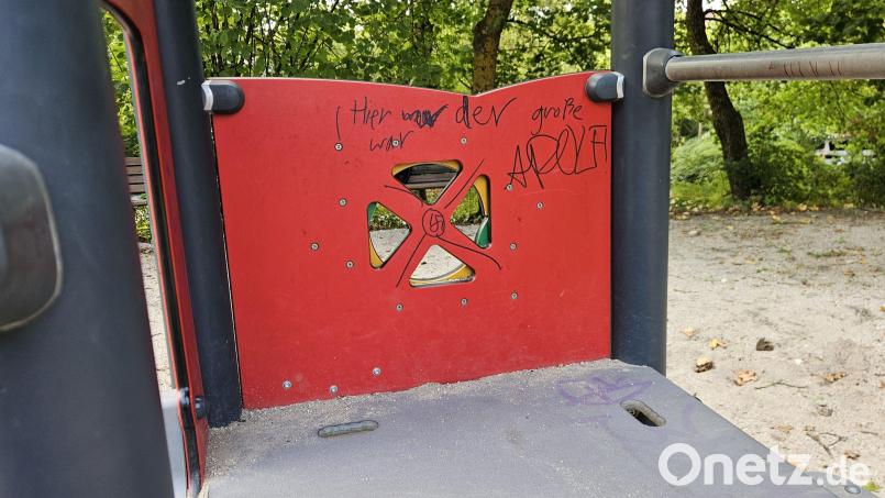 Unbekannte haben den Spielplatz an der Richard-Strauss-Straße in Burglengenfeld mit Schmierereien beschädigt. Die Polizei bittet um Hinweise. Bild: Polizeiinspektion Burglengenfeld