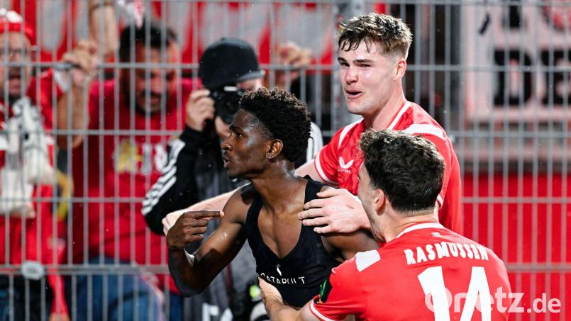 Spieler des 1. FC Kaiserslautern in der Partie gegen Waldhof Mannheim. (Archivbild) Bild: Uwe Anspach/dpa