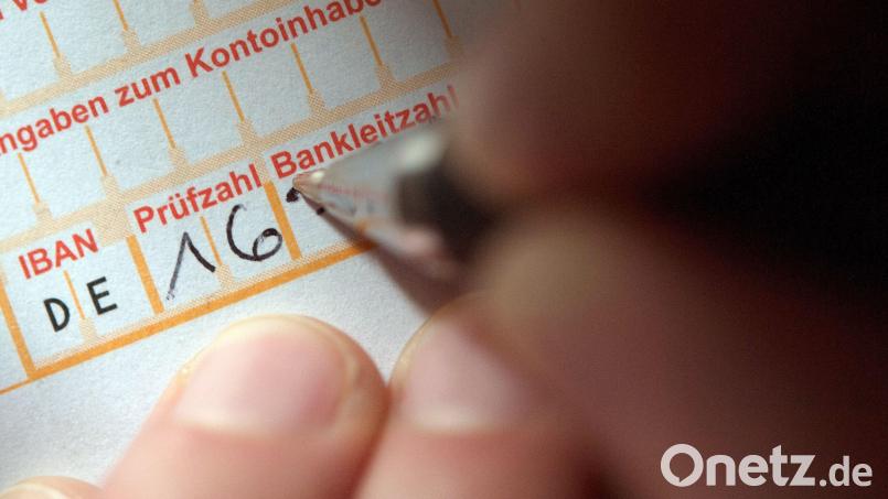 Ein versuchter Überweisungsbetrug in Nittenau scheitert an aufmerksamen Bank-Mitarbeitern. Ein 67-jähriger Firmenbesitzer sollte um einen hohen vierstelligen Geldbetrag gebracht werden. Symbolbild: Marijan Murat/dpa