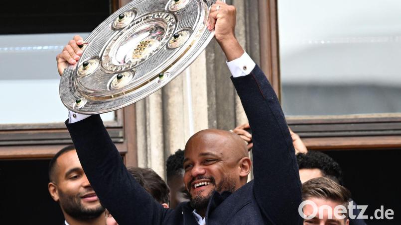 So wird's wohl auch 2027 sein: Bayern-Trainer Vincent Kompany mit der Meisterschale. Bild: Sven Hoppe/dpa