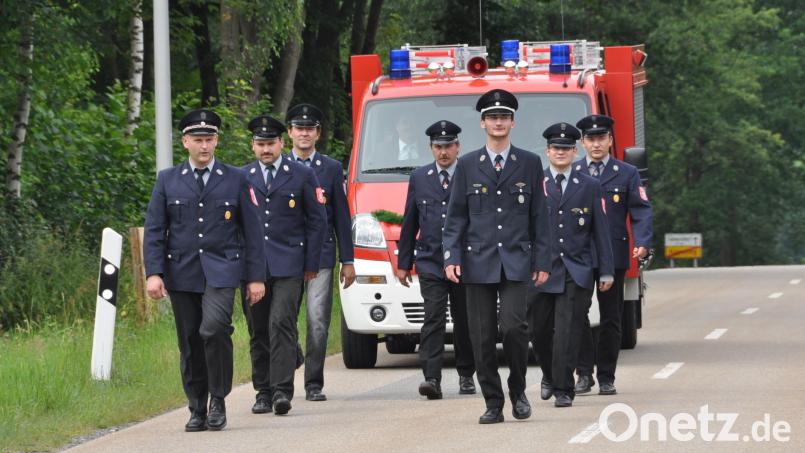 Voller Stolz begleiteten die Verantwortlichen der Feuerwehr 2009 das neue Tragkraftspritzenfahrzeug vom Ortsrand bis zum Feuerwehrhaus. Vorne rechts im Bild der heutige Kommandant Johannes Eiberweiser. Archivbild: Elisabeth Dobmayer