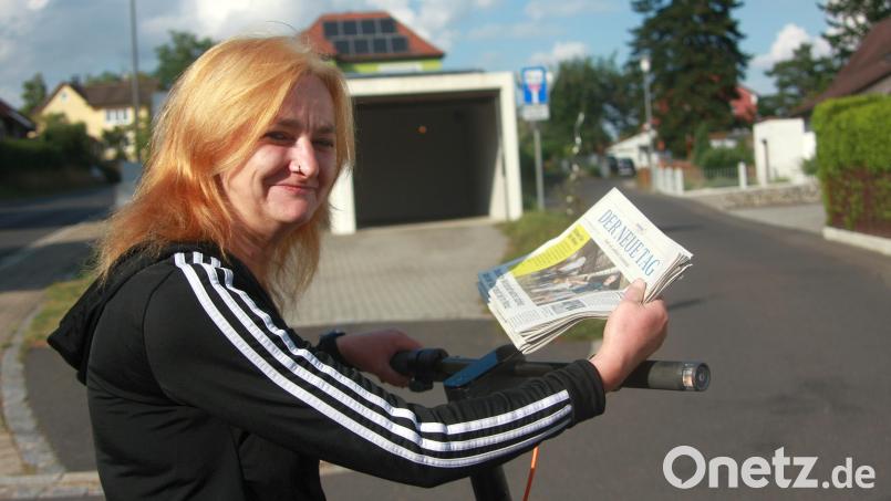 Um in ihrem Wohnort Wiesau Zeitungen zuzustellen, nutzt Bianca Fleischmann gerne ihren E-Scooter. Sie geht aber auch zu Fuß oder fährt mit dem Auto. Insgesamt rund 400 Exemplare bringt sie an jedem Erscheinungstag in mehreren Orten zu den Abonnenten. Bild: Werner Robl