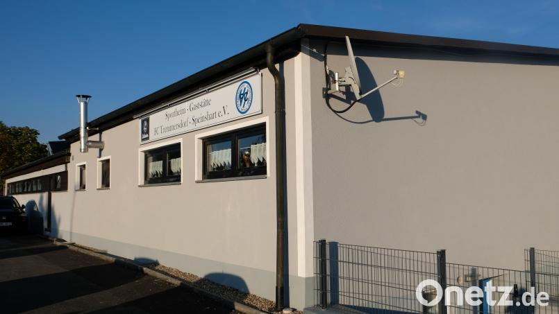 Die Erweiterung des FC-Sportheimes in Tremmersdorf verzögert sich. Für die Zuteilung der Sonder-Sportmittel des Bundes bedarf es eines ergänzenden Förderantrags im Sinne der Bundesrichtlinien, den der Gemeinderat in einer eiligen Feriensitzung absegnete. Bild: Robert Dotzauer