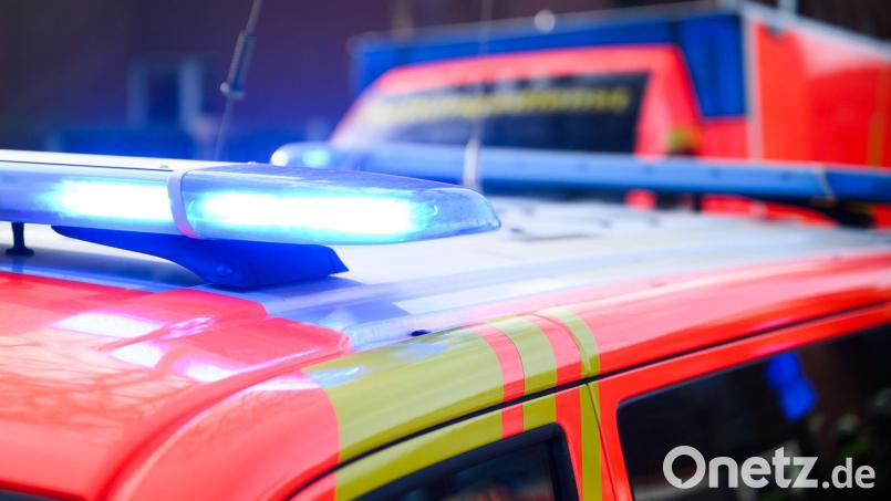 Zwei Autofahrer wurden bei dem Unfall schwer verletzt. (Symbolbild) Bild: Julian Stratenschulte/dpa