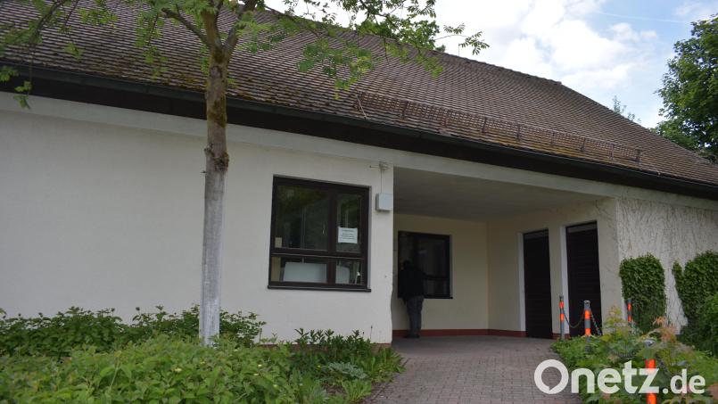 Die Fassade und ein Fenster des alten Betriebsgebäudes des Sport- und Freizeitzentrums in Kemnath wurden jüngst mit Graffiti beschmiert. Archivbild: lue