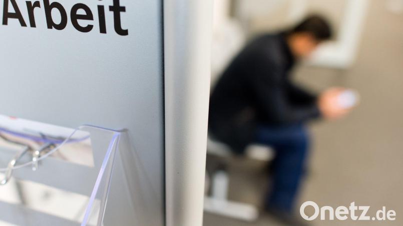 Die momentan wirtschaftlich unsichere Lage schlägt sich auch im Arbeitsmarkt nieder. Symbolbild: Julian Stratenschulte/dpa
