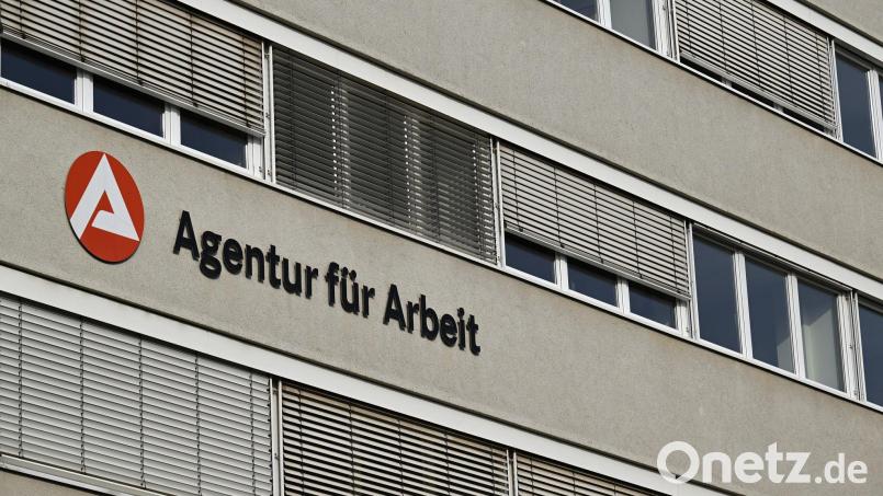 Die Arbeitslosigkeit im Bezirk der Agentur für Arbeit Schwandorf hat zugelegt. Eine Besserung der Situation verspricht sie sich vom Ende der Sommerpause. Symbolbild: Martin Schutt/dpa