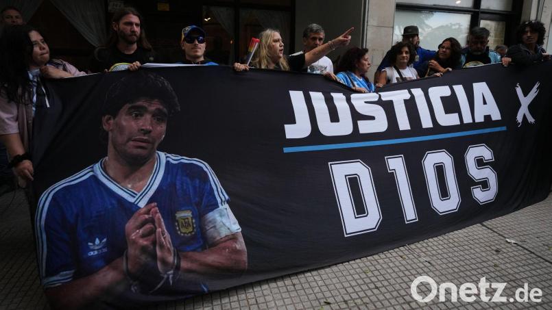 Das Gerichtsverfahren zum Tode von Diego Maradona ist nach einwöchiger Unterbrechung wieder aufgenommen worden. (Archivbild) Bild: Rodrigo Abd/AP/dpa