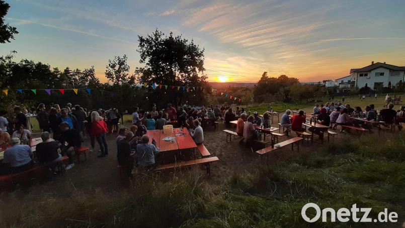Die Streuobstwiese am Panoramaweg ist ein wunderbares Plätzchen, um die Weinwanderung gemütlich ausklingen zu lassen. Bei der Premiere 2023 nutzten die Teilnehmer der Weinwanderung und zahlreiche weitere Gäste diese Möglichkeit ausgiebig. Archivbild: ise