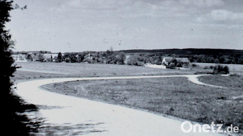 Holzheim vor dem Braunkohleabbau: Das historische Foto zeigt das einstige Dorf mit seinen Häusern und Höfen. Bild: Braunkohle- und Heimatmuseum Steinberg am See