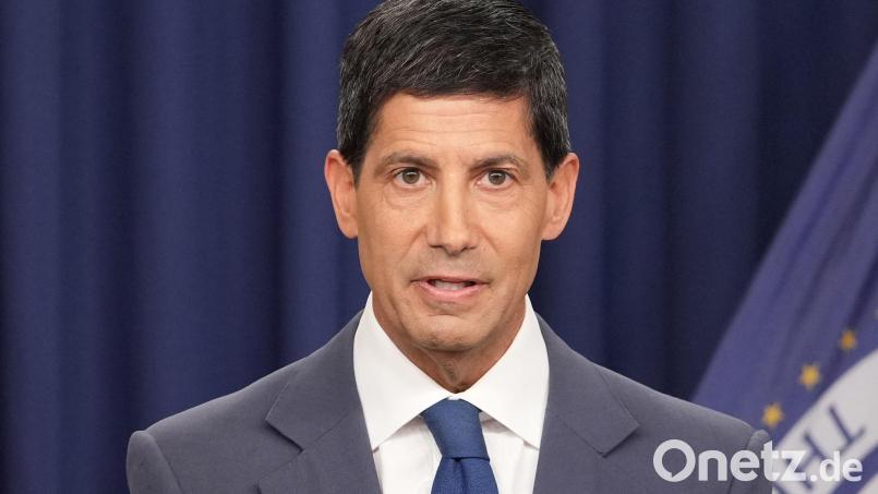 Fed-Chef Warsh signalisiert Bereitschaft für Zinserhöhungen. (Archivbild) Bild: Mark Schiefelbein/AP/dpa